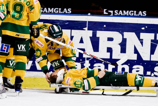 Jonas Floberg,  lämnar isen på bår med stödkrage. Skada