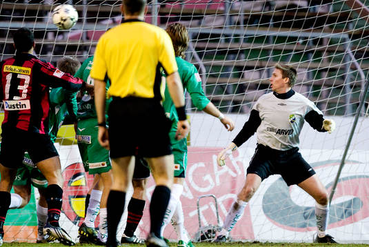 Colin Burns, målvakt, Ljungskile ser bollen gå in i mål,