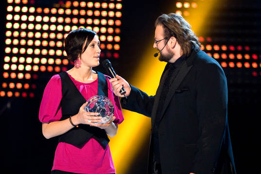 Therese Sjögran och Adam Alsing, programledare