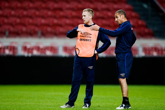 Rasmus Lindgren pratar med Henrik Larsson