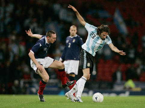 Scott Brown, Skottland och Jonas Gutierrez, Argentina