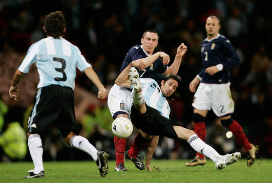 Scott Brown, Skottland och  Jonas Gutierrez, Argentina