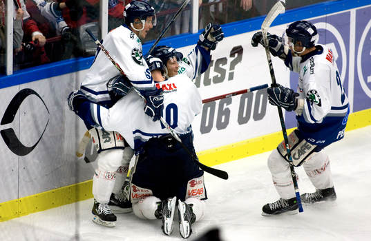 Gustav Hjalmarsson, Växjö. Jubel 2-0