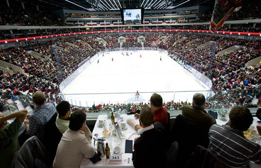 Ishockey, Malmö Arena. Interiör, restaurang, servering
