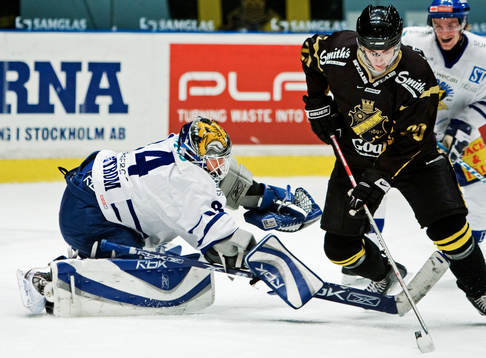 Daniel Bång, AIK, rundar Joakim Lundström, målvakt,