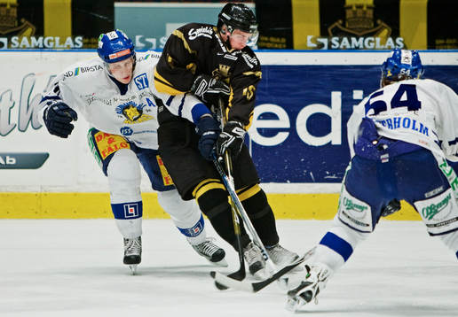 Fredric Korduner, AIK, tar sig igenom Sundsvall-försvaret