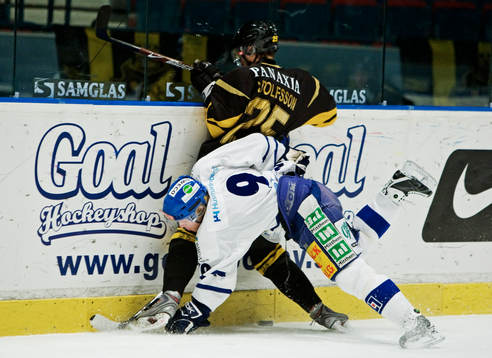 Niklas Johansson, Sundsvall, tacklar Johan Adolfsson, AIK