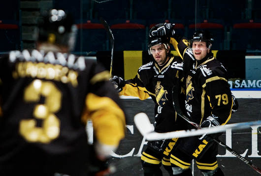 Mattias Beck, AIK, gratuleras till sitt 3-0-mål. Jubel