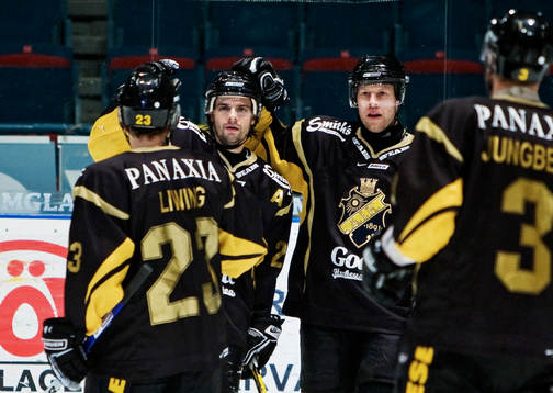 Mattias Beck, AIK, gratuleras till sitt 3-0-mål