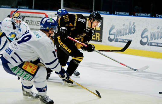 Daniel Bång, AIK, avancerar framåt