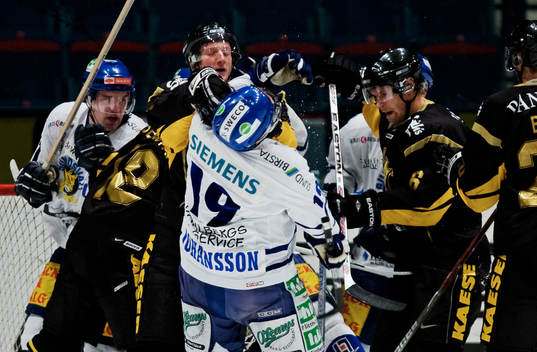 Fredrik Carlsson, AIK, ger sig på Oscar Johansson,