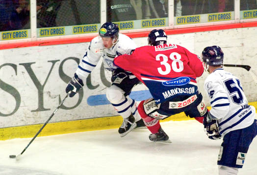 Johan Markusson, försöker stoppa Mikael Karlberg, Leksand