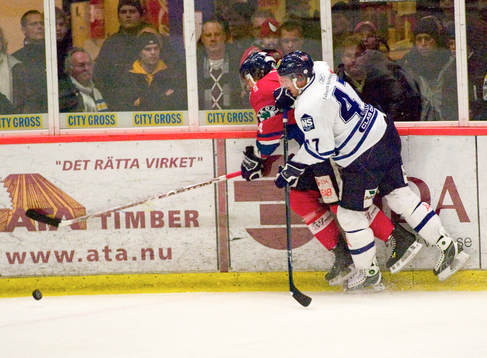 Johan Eneqvist, Leksand, trycker Josh Macnevin, Växjö