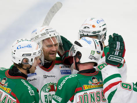 4-3, Kenny Jönsson som grattas av en annan målskytt,