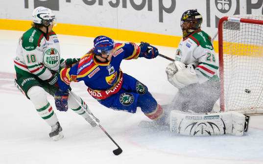 David Schneider får pucken utanför Jürgen Penker stolpe