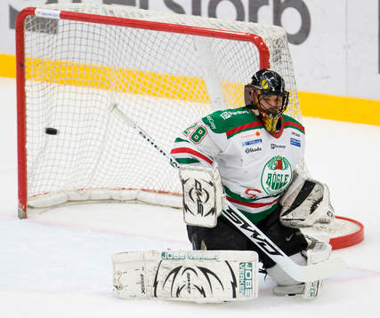 Nej, pucken är aldrig inne bakom Jürgen Penker, målvakt