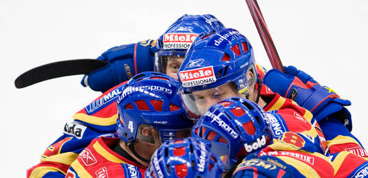 1-3 Mikael Holmqvist, som grattas