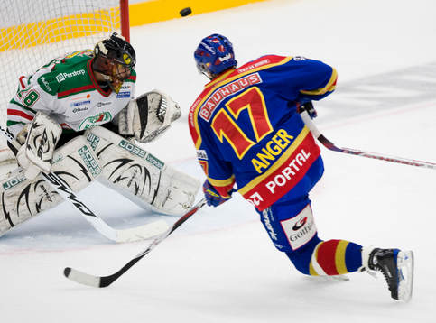 Niklas Anger helt fri med Jürgen Penker, målvakt, Rögle