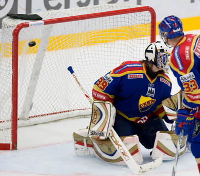 4-3, Skottet från Kenny Jönsson sitter i krysset bakom