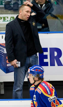 Mikael Johansson, tränare, kliar sig i huvudet