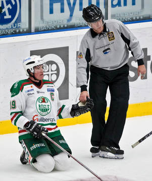 Kenny Jönsson, på knä, domare