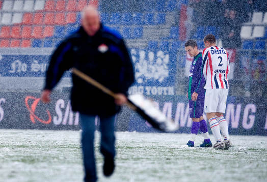 Domaren blåser av, planen måste skottas. Petter Andersson