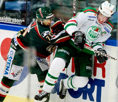 Tomi Kallio, Frölunda, tacklar Kenny Jönsson, Rögle