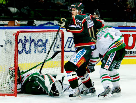 Magnus Kahnberg, Frölunda, trycker in pucken