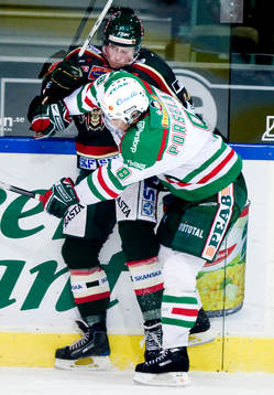 Mathias Porseland, Rögle, tacklar Joakim Andersson,