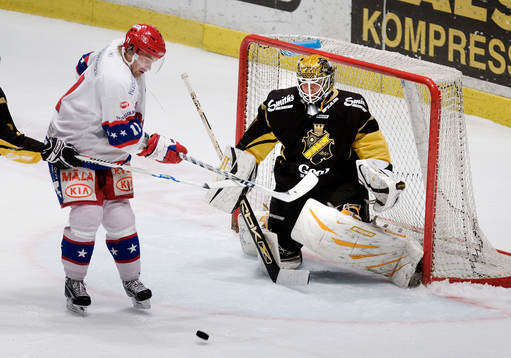 Sista pucken på övertid som glider in mellan benen på
