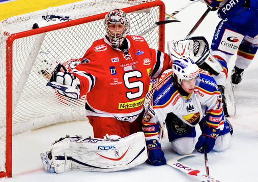 Björn Bjurling, målvakt, Södertälje och Robin Frigren,