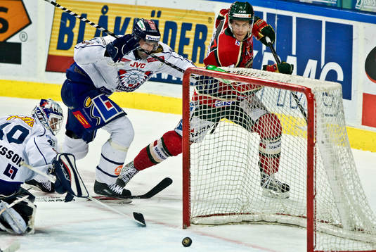 Magnus Kahnberg, Frölunda, ser pucken smita precis