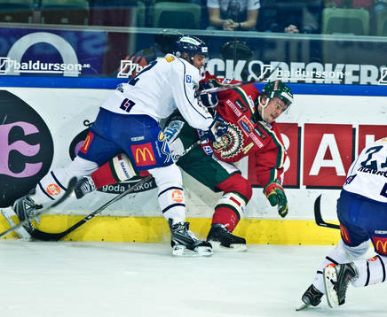 Ronnie Sundin, Frölunda, får sig en tryckare av Andreas