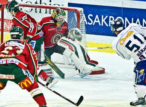 Johan Holmqvist, målvakt, Frölunda, räddar ett skott