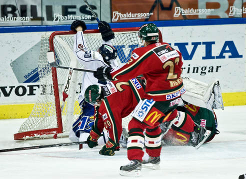 Andreas Jämtin kör över Ari Ahonen, målvakt, Frölunda