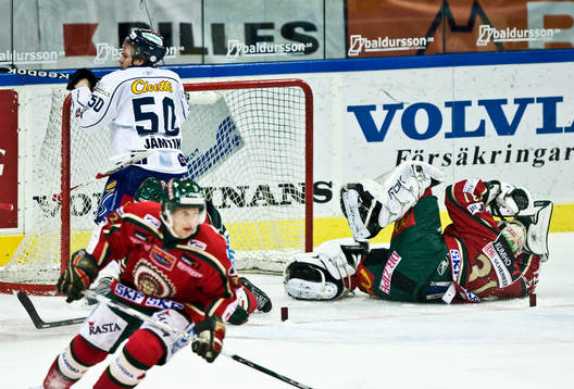 Andreas Jämtin kör över Ari Ahonen, målvakt, Frölunda
