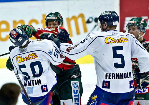 Patric Blomdahl, Frölunda, ger sig på Andreas Jämtin.
