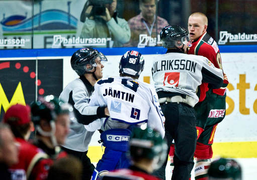 Patric Blomdahl, Frölunda, ger sig på Andreas Jämtin.