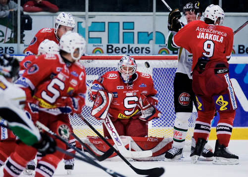 Pontus Sjögren, målvakt, Södertälje, räddar ett skott