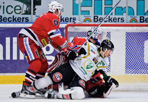 Martin Richter, Södertälje, trycker ner Rickard Wallin,