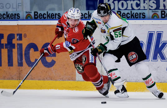 Stefan Gråhns, Södertälje, försöker ta pucken av
