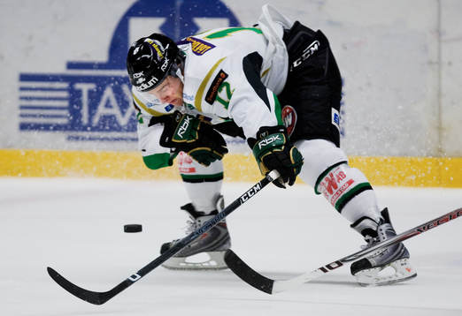 Marius Holtet, Färjestad, försöker komma åt pucken