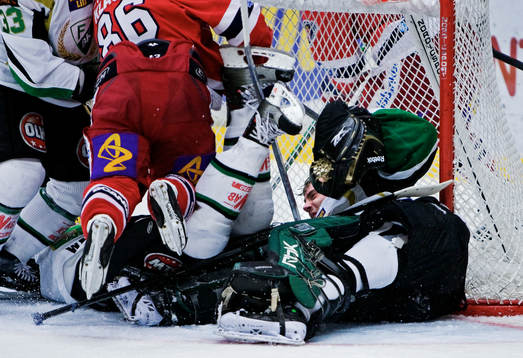 Jonas Gustavsson,  målvakt, Färjestad, har tappat masken i
