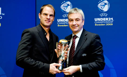 Frank de Boer överlämnar för Nederländernas räkning