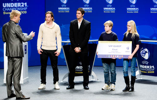 Gustaf Svensson och Denni Avdic överlämnar ett pris för
