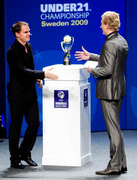 Frank de Boer överlämnar pokalen till Sverige och Magnus