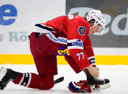 Stefan Petterson, Södertälje, knyter skridskosnörena