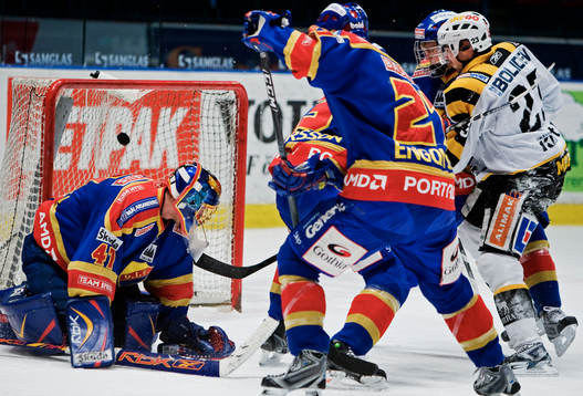 Brad Moran, Skellefteå, gör 0-2 bakom Gustaf Wesslau,