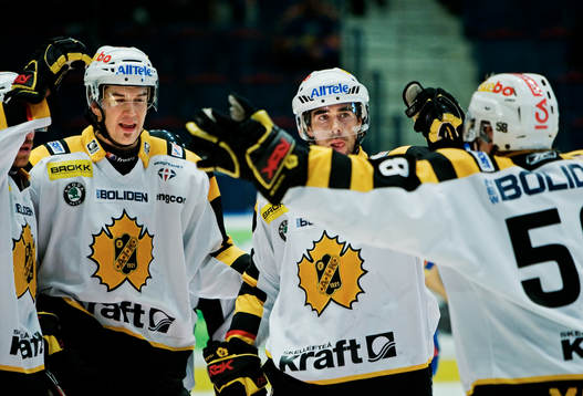 Brad Moran, Skellefteå, gratuleras till sitt 0-2-mål.