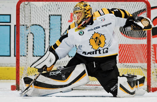 Andreas Hadelöv, målvakt, Skellefteå, räddar ett skott